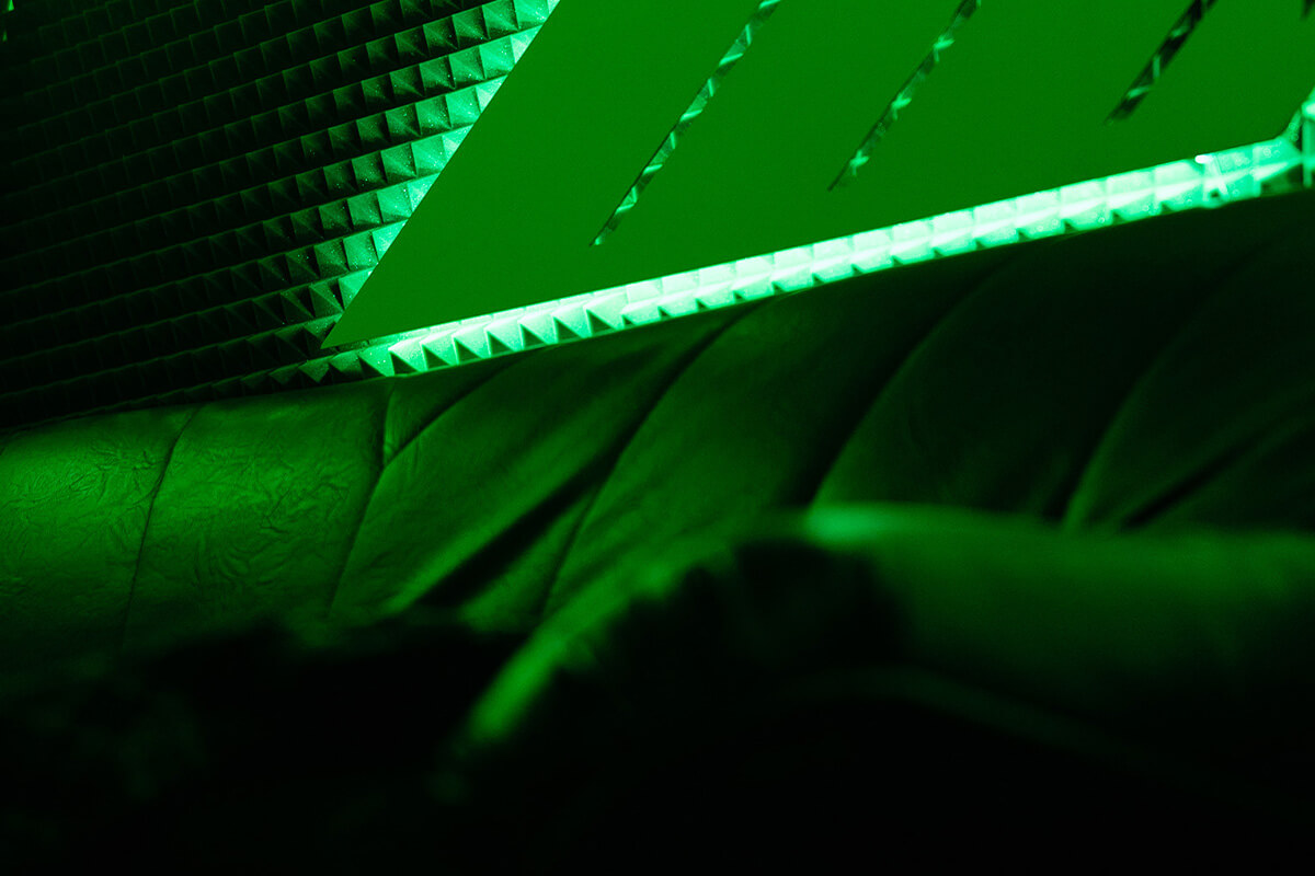 Białystok Studio A - Zdjęcie sofy z logo nad nią